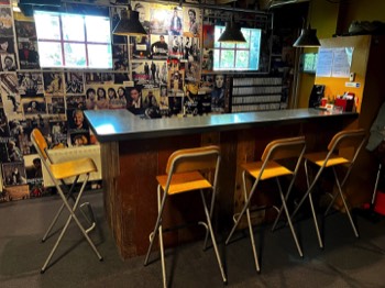  Doe een drankje aan de bar. 